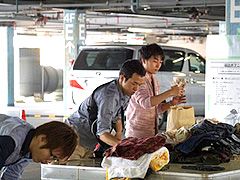 写真は、衣料仕分け作業（アピタ刈谷店）の様子