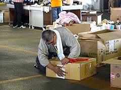写真は、衣料仕分け作業（アピタ刈谷店）の様子