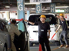 写真は、車両誘導（アピタ刈谷店）の様子