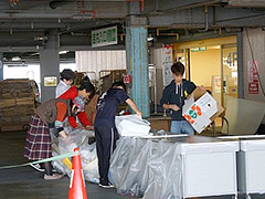 写真は、ゴミのぶんべつ作業（アピタ刈谷店）の様子