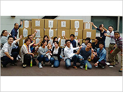 写真は、集合写真（あぐい製作所）の様子