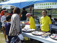写真は、自主製品の手作り小物を販売する「いなべ市社会福祉協議会 ふじわら作業所」の皆さんの様子。