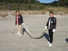 写真は、大きな縄を拾った様子