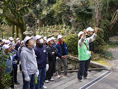写真は、ガイドのかたより、しょうせいいんの説明を受ける参加者の様子