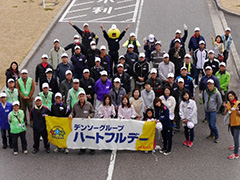 写真は、参加者の皆様で記念撮影をしている様子