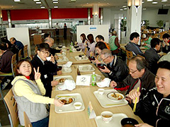 写真は、活動後、参加者でランチを食べている様子