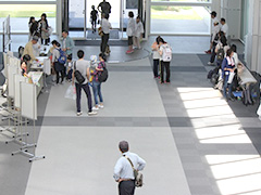 写真は、参加者受付・集合の様子