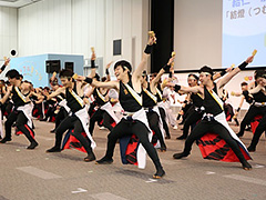 写真は、よさこいを踊るデンソーグループ「ゆうじん」の様子