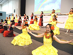 写真は、きいろの衣装で踊る「デンソーグループフラガール」の様子