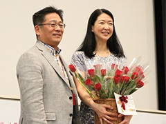 写真は、花束を持つ紺野美沙子氏とデンソー有馬社長の様子