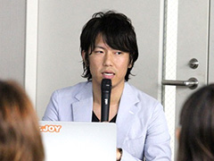 写真は、マイクを手に講演する石松ひろあき氏の様子