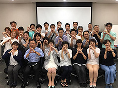 写真は、デンソープロボノプログラムのメンバー集合写真の様子