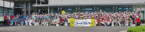 写真は、活動前に全員で集合写真を撮影している様子