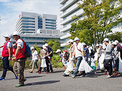 写真は、青空のもと、デンソー本社をスタートする様子