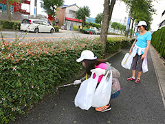 写真は歩道のゴミを拾う様子、タバコの吸い殻ゴミが多いのです