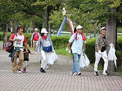 写真は、仲間や家族と楽しくウォーキングする様子