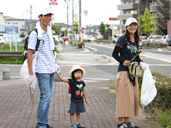 写真は、家族で楽しく歩いて、町がきれいになったので気分爽快、素敵な笑顔のファミリーの様子