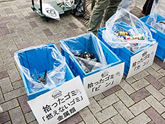 写真は、拾ったゴミをぶんべつする箱の様子