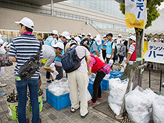 写真は、ゴールのウィングアリーナ刈谷ではゴミをぶんべつして回収しました。たくさんのゴミとぶんべつする参加者の様子