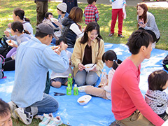 写真は、お昼ご飯のカレーライスを食べている様子