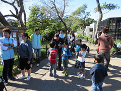 写真は、齋藤園長に質問している様子
