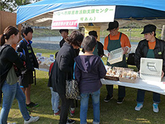 写真は、自主製品の焼きたてパンを販売する『いなべ市しょう害者活動支援センターパン工房あん』の皆さんの様子