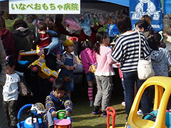 写真は、リユースおもちゃを必要なかたへ橋渡しをする『いなべおもちゃ病院』の皆さんの様子
