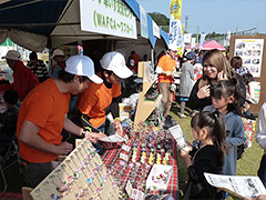 写真は、アジア車いす交流センターWAFCA(ワフカ)のワイヤーアート、ガラス・ビーズ細工の販売の様子