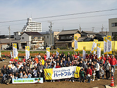 写真は、集合写真を撮影している様子