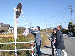 写真は、カーブミラー清掃の様子