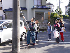 写真は、カーブミラー清掃の様子