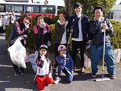 写真は、チームで集合写真を撮影している様子